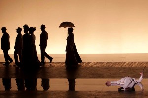 Death in Venice (Morte a Venezia), di Benjamin Britten, Regia Deborah Warner, 2011, Opera in due atti op.88 su libretto di Myfanwy Piper dal racconto “La morte a Venezia” di Thomas Mann. Musica di Benjamin Britten, con Gustav Von Aschenbach JOHN GRAHAM-HALL, The Traveller/The Elderly Fop/The Voice of Dionysius PETER COLEMAN-WRIGHT, The Voice of Apollo IESTYN DAVIES, The Polish Mother ANJA GRUBIC, Tadzio, her son ALBERTO TERRIBILE, Her two daughters CAMILLA ESPOSITO, ARIANNA SPAGNUOLO, Their governess MARINELLA CRESPI, Jaschiu, Tadzio’s friend JACOPO GIARDA, Hotel porter PETER VAN HULLE, Strawberry-seller ANNA DENNIS Guide CHARLES JOHNSTON, Strolling players ANNA DENNIS, DONAL BYRNE, English clerk JONATHAN GUNTHORPE, The Glass maker RICHARD EDGAR-WILSON, Lace seller CONSTANCE NOVIS, Beggar woman MADELEINE SHAW, Restaurant waiter BENOIT DE LEERSNYDER, Allievi della Scuola di Ballo dell’Accademia del Teatro alla Scala, Orchestra e Coro del Teatro alla Scala, Direttore Edward Gardner, Maestro del coro Bruno Casoni Regia Deborah Warner, Scene Tom Pye, Costumi Chloe Obolensky, Coreografia Kim Brandstrup, Luci Jean Kalman, Produzione della English National Opera di Londra e del Théâtre Royal de la Monnaie di Bruxelles, foto di Serena Pea