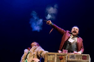 La Cativissima, Epopea di Toni Sartana, di Natalino Balasso, 2015, Una produzione Teatro Stabile del Veneto - Teatro Nazionale, Di: Natalino Balasso, Scene: Alberto Nonnato, Costumi: Lauretta Salvagnin, Luci: Paolo Pollo Rodighiero, Musiche originali de: “L’Orchestrina di Molto Agevole”, con: Natalino Balasso e con (in ordine alfabetico): Francesca Botti, Marta Dalla Via, Andrea Pennacchi, Silvia Piovan, Stefano Scandaletti, foto di scena Serena Pea