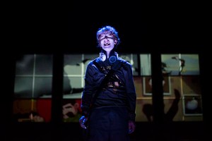 Massacritica, Il totalitarismo nell’era di facebook, regia Giorgio Sangati, 2016, Di: Giorgio Sangati, con (in ordine alfabetico): Giulia Briata, Pierdomenico Simone, Francesco Wolf, Marco Zoppello, Scene e costumi: Alberto Nonnato, Luci: Paolo Pollo Rodighiero, Video: Raffaella Rivi, Regia: Giorgio Sangati, foto di Serena Pea