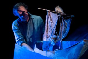 OMERO ODISSEA Canto per oggetti e voce figure e macchine Antonio Panzuto voce recitante Giancarlo Previati suoni e regia Alessandro Tognon, foto di Serena Pea