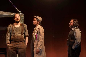 SMITH&WESSON, di Alessandro Baricco, regia di Gabriele Vacis, 2016, Una produzione Teatro Stabile del Veneto - Teatro Nazionale, Teatro Stabile di Torino Di: Alessandro Baricco Regia: Gabriele Vacis Scenofonia, luminismi, stile: Roberto Tarasco Costumi: Federica De Bona Video: Indyca / Michele Fornasero con: Natalino Balasso, Fausto Russo Alesi, Camilla Nigro, Mariella Fabbris, foto di Serena Pea fotografa