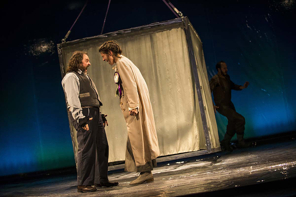 SMITH&WESSON, di Alessandro Baricco, regia di Gabriele Vacis, 2016, Una produzione Teatro Stabile del Veneto - Teatro Nazionale, Teatro Stabile di Torino Di: Alessandro Baricco Regia: Gabriele Vacis Scenofonia, luminismi, stile: Roberto Tarasco Costumi: Federica De Bona Video: Indyca / Michele Fornasero con: Natalino Balasso, Fausto Russo Alesi, Camilla Nigro, Mariella Fabbris, foto di scena Serena Pea