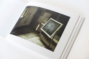 Serena Pea, Songül, La Grande Illusion, 2018. Songül è il racconto ispirato alla storia vera di una maestra, qui indicata con un nome di fantasia, che nel 2014, a ventidue anni, parte per il servizio civile obbligatorio nella Turchia dell’est, al confine con la Siria. Un reportage fotografico a distanza, al chilometro zero della graphic novel, dove le parole della protagonista, estratte dalle mail che lei e Serena Pea si sono scambiate durante tre anni, assumono, in un inglese scarno e semplificato, la forma telegrafica della didascalia accompagnando una favola per immagini onirica e, per contrasto, straordinariamente realistica. Le fotografie che illustrano il racconto sono state realizzate a partire dai modellini appositamente creati dallo scenografo Alberto Nonnato e grazie a Guido Scarabottolo – che, oltre ad impaginare il volume, ne firma la presentazione – sono ora un libro, il primo per l’autrice e, a inaugurare la collana “Kismet”, il primo libro fotografico per le produzioni librarie La Grande Illusion. Il progetto Songül è stato dapprima una mostra esposta nel 2017 a Padova nella collettiva In/Out Spazi d’Arte e, successivamente, in Mirabilia, Il segno della contemporaneità nelle opere di artisti under 35. Stampato in offset, con caratteri Arial Narrow, il 15 marzo 2018 dalla Fantigrafica di Cremona su carta Fedrigoni Tatami White 150 g in una tiratura commerciale di 800 copie, il libro è stato rilegato ad album e confezionato in brossura filo refe con copertina in cartoncino Woodstock Giallo 285 g e sovracoperta in carta Fedrigoni Bodonia Avorio 145 g dalla Legatoria Venturini di Cremona.