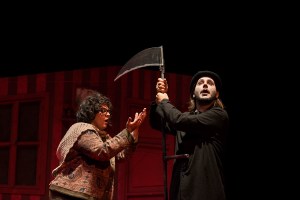 Buongiorno Vecchia Signora, Ispirato al libro di Pascal Teulade e Jean-Charles Sarrazin, Produzione Stivalaccio Teatro, anno di produzione: 2013 - riallestimento 2018, con Anna De Franceschi e Michele Mori, Oggetti e Scenografia Alberto Nonnato, Regia Luca Rodella, foto di scena del 2019 di Serena Pea