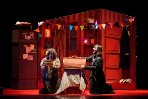 Buongiorno Vecchia Signora, Ispirato al libro di Pascal Teulade e Jean-Charles Sarrazin, Produzione Stivalaccio Teatro, anno di produzione: 2013 - riallestimento 2018, con Anna De Franceschi e Michele Mori, Oggetti e Scenografia Alberto Nonnato, Regia Luca Rodella, foto di scena del 2019 di Serena Pea