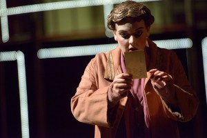 La Commedia della Vanità, di Elias Canetti, traduzione Bianca Zagari, regia Claudio Longhi, scene Guia Buzzi, costumi Gianluca Sbicca, luci Vincenzo Bonaffini, video Riccardo Frati, con Fausto Russo Alesi, Donatella Allegro, Michele Dell’Utri, Simone Francia, Diana Manea, Eugenio Papalia, Aglaia Pappas, Franca Penone, Simone Tangolo, Jacopo Trebbi, e con Rocco Ancarola, Simone Baroni, Giorgia Iolanda Barsotti, Oreste Leone Campagner, Giulio Germano Cervi, Brigida Cesareo, Elena Natucci, Marica Nicolai, Nicoletta Nobile, Martina Tinnirello, Cristiana Tramparulo, Giulia Trivero, Massimo Vazzana, violino Renata Lackó, cimbalom Sándor Radics, drammaturgo assistente Matteo Salimbeni, assistente alla regia Elia Dal Maso, assistente ai costumi Rossana Gea Cavallo, preparazione al canto Cristina Renzetti, trucco e acconciature Nicole Tomaini, direttore tecnico Robert John Resteghini, direttore di scena Mauro Fronzi, macchinisti Riccardo Betti, Eugenia Carro, capo elettricista Tommaso Checcucci, elettricista Gerardo Bagnoli, fonico e tecnico video Alberto Tranchida, attrezzista Francesca Avanzini, sarta Pierangela Rotolo, scene costruite nel Laboratorio di Emilia Romagna Teatro Fondazione, responsabile e capo costruttore Gioacchino Gramolini, costruzioni in ferro Riccardo Betti, Marco Fieni, macchinisti costruttori Sergio Puzzo, Gianluca Bolla, Riccardo Benecchi (aiuto), decorazioni led Tommaso Checcucci, Roberto Riccò, scenografi decoratori, Ludovica Sitti (capo), Lucia Bramati, Sarah Menichini, Benedetta Monetti, Rebecca Zavattoni, pittura scenografica a cura di Rinaldo Rinaldi, costumi confezionati da Tirelli Costumi e Bàste sartoria, grafica Marco Smacchia, produzione Emilia Romagna Teatro Fondazione – Teatro Nazionale, Teatro di Roma – Teatro Nazionale, Fondazione Teatro della Toscana – Teatro Nazionale, LAC Lugano Arte e Cultura, Si ringraziano Giovanni Zagari e Giovanna Cermelli, Si ringrazia per la collaborazione Luca Napoli, foto di scena Serena Pea, 2019