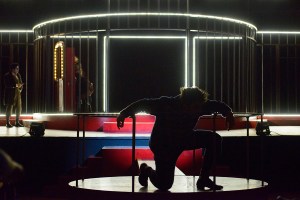 La Commedia della Vanità, di Elias Canetti, traduzione Bianca Zagari, regia Claudio Longhi, scene Guia Buzzi, costumi Gianluca Sbicca, luci Vincenzo Bonaffini, video Riccardo Frati, con Fausto Russo Alesi, Donatella Allegro, Michele Dell’Utri, Simone Francia, Diana Manea, Eugenio Papalia, Aglaia Pappas, Franca Penone, Simone Tangolo, Jacopo Trebbi, e con Rocco Ancarola, Simone Baroni, Giorgia Iolanda Barsotti, Oreste Leone Campagner, Giulio Germano Cervi, Brigida Cesareo, Elena Natucci, Marica Nicolai, Nicoletta Nobile, Martina Tinnirello, Cristiana Tramparulo, Giulia Trivero, Massimo Vazzana, violino Renata Lackó, cimbalom Sándor Radics, drammaturgo assistente Matteo Salimbeni, assistente alla regia Elia Dal Maso, assistente ai costumi Rossana Gea Cavallo, preparazione al canto Cristina Renzetti, trucco e acconciature Nicole Tomaini, direttore tecnico Robert John Resteghini, direttore di scena Mauro Fronzi, macchinisti Riccardo Betti, Eugenia Carro, capo elettricista Tommaso Checcucci, elettricista Gerardo Bagnoli, fonico e tecnico video Alberto Tranchida, attrezzista Francesca Avanzini, sarta Pierangela Rotolo, scene costruite nel Laboratorio di Emilia Romagna Teatro Fondazione, responsabile e capo costruttore Gioacchino Gramolini, costruzioni in ferro Riccardo Betti, Marco Fieni, macchinisti costruttori Sergio Puzzo, Gianluca Bolla, Riccardo Benecchi (aiuto), decorazioni led Tommaso Checcucci, Roberto Riccò, scenografi decoratori, Ludovica Sitti (capo), Lucia Bramati, Sarah Menichini, Benedetta Monetti, Rebecca Zavattoni, pittura scenografica a cura di Rinaldo Rinaldi, costumi confezionati da Tirelli Costumi e Bàste sartoria, grafica Marco Smacchia, produzione Emilia Romagna Teatro Fondazione – Teatro Nazionale, Teatro di Roma – Teatro Nazionale, Fondazione Teatro della Toscana – Teatro Nazionale, LAC Lugano Arte e Cultura, Si ringraziano Giovanni Zagari e Giovanna Cermelli, Si ringrazia per la collaborazione Luca Napoli, foto di scena Serena Pea, 2019