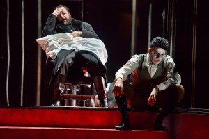 La Commedia della Vanità, di Elias Canetti, traduzione Bianca Zagari, regia Claudio Longhi, scene Guia Buzzi, costumi Gianluca Sbicca, luci Vincenzo Bonaffini, video Riccardo Frati, con Fausto Russo Alesi, Donatella Allegro, Michele Dell’Utri, Simone Francia, Diana Manea, Eugenio Papalia, Aglaia Pappas, Franca Penone, Simone Tangolo, Jacopo Trebbi, e con Rocco Ancarola, Simone Baroni, Giorgia Iolanda Barsotti, Oreste Leone Campagner, Giulio Germano Cervi, Brigida Cesareo, Elena Natucci, Marica Nicolai, Nicoletta Nobile, Martina Tinnirello, Cristiana Tramparulo, Giulia Trivero, Massimo Vazzana, violino Renata Lackó, cimbalom Sándor Radics, drammaturgo assistente Matteo Salimbeni, assistente alla regia Elia Dal Maso, assistente ai costumi Rossana Gea Cavallo, preparazione al canto Cristina Renzetti, trucco e acconciature Nicole Tomaini, direttore tecnico Robert John Resteghini, direttore di scena Mauro Fronzi, macchinisti Riccardo Betti, Eugenia Carro, capo elettricista Tommaso Checcucci, elettricista Gerardo Bagnoli, fonico e tecnico video Alberto Tranchida, attrezzista Francesca Avanzini, sarta Pierangela Rotolo, scene costruite nel Laboratorio di Emilia Romagna Teatro Fondazione, responsabile e capo costruttore Gioacchino Gramolini, costruzioni in ferro Riccardo Betti, Marco Fieni, macchinisti costruttori Sergio Puzzo, Gianluca Bolla, Riccardo Benecchi (aiuto), decorazioni led Tommaso Checcucci, Roberto Riccò, scenografi decoratori, Ludovica Sitti (capo), Lucia Bramati, Sarah Menichini, Benedetta Monetti, Rebecca Zavattoni, pittura scenografica a cura di Rinaldo Rinaldi, costumi confezionati da Tirelli Costumi e Bàste sartoria, grafica Marco Smacchia, produzione Emilia Romagna Teatro Fondazione – Teatro Nazionale, Teatro di Roma – Teatro Nazionale, Fondazione Teatro della Toscana – Teatro Nazionale, LAC Lugano Arte e Cultura, Si ringraziano Giovanni Zagari e Giovanna Cermelli, Si ringrazia per la collaborazione Luca Napoli, foto di scena Serena Pea, 2019