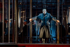 La Commedia della Vanità, di Elias Canetti, traduzione Bianca Zagari, regia Claudio Longhi, scene Guia Buzzi, costumi Gianluca Sbicca, luci Vincenzo Bonaffini, video Riccardo Frati, con Fausto Russo Alesi, Donatella Allegro, Michele Dell’Utri, Simone Francia, Diana Manea, Eugenio Papalia, Aglaia Pappas, Franca Penone, Simone Tangolo, Jacopo Trebbi, e con Rocco Ancarola, Simone Baroni, Giorgia Iolanda Barsotti, Oreste Leone Campagner, Giulio Germano Cervi, Brigida Cesareo, Elena Natucci, Marica Nicolai, Nicoletta Nobile, Martina Tinnirello, Cristiana Tramparulo, Giulia Trivero, Massimo Vazzana, violino Renata Lackó, cimbalom Sándor Radics, drammaturgo assistente Matteo Salimbeni, assistente alla regia Elia Dal Maso, assistente ai costumi Rossana Gea Cavallo, preparazione al canto Cristina Renzetti, trucco e acconciature Nicole Tomaini, direttore tecnico Robert John Resteghini, direttore di scena Mauro Fronzi, macchinisti Riccardo Betti, Eugenia Carro, capo elettricista Tommaso Checcucci, elettricista Gerardo Bagnoli, fonico e tecnico video Alberto Tranchida, attrezzista Francesca Avanzini, sarta Pierangela Rotolo, scene costruite nel Laboratorio di Emilia Romagna Teatro Fondazione, responsabile e capo costruttore Gioacchino Gramolini, costruzioni in ferro Riccardo Betti, Marco Fieni, macchinisti costruttori Sergio Puzzo, Gianluca Bolla, Riccardo Benecchi (aiuto), decorazioni led Tommaso Checcucci, Roberto Riccò, scenografi decoratori, Ludovica Sitti (capo), Lucia Bramati, Sarah Menichini, Benedetta Monetti, Rebecca Zavattoni, pittura scenografica a cura di Rinaldo Rinaldi, costumi confezionati da Tirelli Costumi e Bàste sartoria, grafica Marco Smacchia, produzione Emilia Romagna Teatro Fondazione – Teatro Nazionale, Teatro di Roma – Teatro Nazionale, Fondazione Teatro della Toscana – Teatro Nazionale, LAC Lugano Arte e Cultura, Si ringraziano Giovanni Zagari e Giovanna Cermelli, Si ringrazia per la collaborazione Luca Napoli, foto di scena Serena Pea, 2019