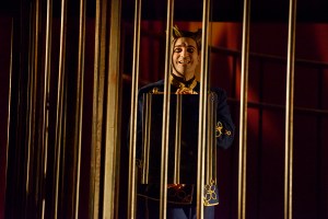 La Commedia della Vanità, di Elias Canetti, traduzione Bianca Zagari, regia Claudio Longhi, scene Guia Buzzi, costumi Gianluca Sbicca, luci Vincenzo Bonaffini, video Riccardo Frati, con Fausto Russo Alesi, Donatella Allegro, Michele Dell’Utri, Simone Francia, Diana Manea, Eugenio Papalia, Aglaia Pappas, Franca Penone, Simone Tangolo, Jacopo Trebbi, e con Rocco Ancarola, Simone Baroni, Giorgia Iolanda Barsotti, Oreste Leone Campagner, Giulio Germano Cervi, Brigida Cesareo, Elena Natucci, Marica Nicolai, Nicoletta Nobile, Martina Tinnirello, Cristiana Tramparulo, Giulia Trivero, Massimo Vazzana, violino Renata Lackó, cimbalom Sándor Radics, drammaturgo assistente Matteo Salimbeni, assistente alla regia Elia Dal Maso, assistente ai costumi Rossana Gea Cavallo, preparazione al canto Cristina Renzetti, trucco e acconciature Nicole Tomaini, direttore tecnico Robert John Resteghini, direttore di scena Mauro Fronzi, macchinisti Riccardo Betti, Eugenia Carro, capo elettricista Tommaso Checcucci, elettricista Gerardo Bagnoli, fonico e tecnico video Alberto Tranchida, attrezzista Francesca Avanzini, sarta Pierangela Rotolo, scene costruite nel Laboratorio di Emilia Romagna Teatro Fondazione, responsabile e capo costruttore Gioacchino Gramolini, costruzioni in ferro Riccardo Betti, Marco Fieni, macchinisti costruttori Sergio Puzzo, Gianluca Bolla, Riccardo Benecchi (aiuto), decorazioni led Tommaso Checcucci, Roberto Riccò, scenografi decoratori, Ludovica Sitti (capo), Lucia Bramati, Sarah Menichini, Benedetta Monetti, Rebecca Zavattoni, pittura scenografica a cura di Rinaldo Rinaldi, costumi confezionati da Tirelli Costumi e Bàste sartoria, grafica Marco Smacchia, produzione Emilia Romagna Teatro Fondazione – Teatro Nazionale, Teatro di Roma – Teatro Nazionale, Fondazione Teatro della Toscana – Teatro Nazionale, LAC Lugano Arte e Cultura, Si ringraziano Giovanni Zagari e Giovanna Cermelli, Si ringrazia per la collaborazione Luca Napoli, foto di scena Serena Pea, 2019