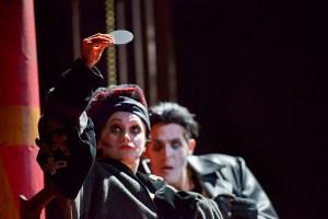 La Commedia della Vanità, di Elias Canetti, traduzione Bianca Zagari, regia Claudio Longhi, scene Guia Buzzi, costumi Gianluca Sbicca, luci Vincenzo Bonaffini, video Riccardo Frati, con Fausto Russo Alesi, Donatella Allegro, Michele Dell’Utri, Simone Francia, Diana Manea, Eugenio Papalia, Aglaia Pappas, Franca Penone, Simone Tangolo, Jacopo Trebbi, e con Rocco Ancarola, Simone Baroni, Giorgia Iolanda Barsotti, Oreste Leone Campagner, Giulio Germano Cervi, Brigida Cesareo, Elena Natucci, Marica Nicolai, Nicoletta Nobile, Martina Tinnirello, Cristiana Tramparulo, Giulia Trivero, Massimo Vazzana, violino Renata Lackó, cimbalom Sándor Radics, drammaturgo assistente Matteo Salimbeni, assistente alla regia Elia Dal Maso, assistente ai costumi Rossana Gea Cavallo, preparazione al canto Cristina Renzetti, trucco e acconciature Nicole Tomaini, direttore tecnico Robert John Resteghini, direttore di scena Mauro Fronzi, macchinisti Riccardo Betti, Eugenia Carro, capo elettricista Tommaso Checcucci, elettricista Gerardo Bagnoli, fonico e tecnico video Alberto Tranchida, attrezzista Francesca Avanzini, sarta Pierangela Rotolo, scene costruite nel Laboratorio di Emilia Romagna Teatro Fondazione, responsabile e capo costruttore Gioacchino Gramolini, costruzioni in ferro Riccardo Betti, Marco Fieni, macchinisti costruttori Sergio Puzzo, Gianluca Bolla, Riccardo Benecchi (aiuto), decorazioni led Tommaso Checcucci, Roberto Riccò, scenografi decoratori, Ludovica Sitti (capo), Lucia Bramati, Sarah Menichini, Benedetta Monetti, Rebecca Zavattoni, pittura scenografica a cura di Rinaldo Rinaldi, costumi confezionati da Tirelli Costumi e Bàste sartoria, grafica Marco Smacchia, produzione Emilia Romagna Teatro Fondazione – Teatro Nazionale, Teatro di Roma – Teatro Nazionale, Fondazione Teatro della Toscana – Teatro Nazionale, LAC Lugano Arte e Cultura, Si ringraziano Giovanni Zagari e Giovanna Cermelli, Si ringrazia per la collaborazione Luca Napoli, foto di scena Serena Pea, 2019