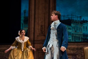 La Casanova, di Carlo Goldoni, interpreti e personaggi Piergiorgio Fasolo - Cristofolo, zio di Anzoletto; Stefania Felicioli - Checca, cittadina maritata; Lucia Schierano - Rosina, sorella nubile di Checca e con gli attori della Compagnia Giovani del Teatro Stabile del Veneto Simone Babetto - Il conte, forestiere, servente di Cecilia; Andrea Bellacicco - Anzoletto, cittadino; Maria Celeste Carobene - Cecilia, moglie d' Anzoletto; Eleonora Panizzo - Meneghina, sorella d'Anzoletto; Cristiano Parolin - Fabrizio, forestiere, amico di Anzoletto; Filippo Quezel - Sgualdo, tappezziere e servitore di Checca; Federica Chiara Serpe - Lucietta, cameriera di Meneghina; Leonardo Tosini - Lorenzino, cittadino, cugino di Checca; regia di Giuseppe Emiliani, scene e scenografia virtuale Federico Cautero per 4DODO, costumi Stefano Nicolao per Costumi Atelier Nicolao, musiche Leonardo Tosini, luci Enrico Berardi, aiuto regia Sandra Mangini, assistente alla regia Nicolò Sordo, direttore di scena Federico Rossi, macchinista Roberto Rossetto, videoproiezioni - fonica Nicolò Pozzerle, sarta Silvana Galota, realizzazioni costumi Nicolao Atelier, realizzazione scene Opificio Creativo, foto di scena Serena Pea, una produzione Teatro Stabile del Veneto, Il progetto della Compagnia Giovani è parte dell’Accordo di Programma tra Regione Veneto e Teatro Stabile del Veneto per la realizzazione di un Ciclo Completo di Formazione Professionale per Attori – Modello Te.S.eO. Veneto – Teatro Scuola e Occupazione (DGR N. 1037 del 17 luglio 2018)