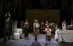 Nozze, di Elias Canetti, traduzione Bianca Zagari, regia Lino Guanciale, scenografia a cura del Laboratorio di Emilia Romagna Teatro Fondazione, costumi Gianluca Sbicca, luci Tommaso Checcucci, assistente alla regia Luca D’Arrigo, dramaturgia Lino Guanciale e Luca D’Arrigo, con Rocco Ancarola, Gabriele Anzaldi, Simone Baroni, Oreste Leone Campagner, Giulio Germano Cervi, Brigida Cesareo, Elena Natucci, Marica Nicolai, Martina Tinnirello, Cristiana Tramparulo, Giulia Trivero, Massimo Vazzana, direttore tecnico Robert John Resteghini, direttore di scena Sergio Puzzo, capo elettricista Nicolò Fornasini, sarta Cristina Carbone, costruzione scene Laboratorio di Emilia Romagna Teatro Fondazione, responsabile e capo costruttore Gioacchino Gramolini, macchinisti costruttori Riccardo Betti, Marco Fieni, Sergio Puzzo, scenografi decoratori Ludovica Sitti (capo), Lucia Bramati, Sarah Menichini, Benedetta Monetti, Rebecca Zavattoni, campionamenti audio Alberto Tranchida per Associazione microBo, grafica Marco Smacchia, produzione Emilia Romagna Teatro Fondazione, Si ringraziano Giovanni Zagari e Giovanna Cermelli, Si ringrazia Rossana Gea Cavallo, foto di scena di Serena Pea, 2019