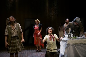 Nozze, di Elias Canetti, traduzione Bianca Zagari, regia Lino Guanciale, scenografia a cura del Laboratorio di Emilia Romagna Teatro Fondazione, costumi Gianluca Sbicca, luci Tommaso Checcucci, assistente alla regia Luca D’Arrigo, dramaturgia Lino Guanciale e Luca D’Arrigo, con Rocco Ancarola, Gabriele Anzaldi, Simone Baroni, Oreste Leone Campagner, Giulio Germano Cervi, Brigida Cesareo, Elena Natucci, Marica Nicolai, Martina Tinnirello, Cristiana Tramparulo, Giulia Trivero, Massimo Vazzana, direttore tecnico Robert John Resteghini, direttore di scena Sergio Puzzo, capo elettricista Nicolò Fornasini, sarta Cristina Carbone, costruzione scene Laboratorio di Emilia Romagna Teatro Fondazione, responsabile e capo costruttore Gioacchino Gramolini, macchinisti costruttori Riccardo Betti, Marco Fieni, Sergio Puzzo, scenografi decoratori Ludovica Sitti (capo), Lucia Bramati, Sarah Menichini, Benedetta Monetti, Rebecca Zavattoni, campionamenti audio Alberto Tranchida per Associazione microBo, grafica Marco Smacchia, produzione Emilia Romagna Teatro Fondazione, Si ringraziano Giovanni Zagari e Giovanna Cermelli, Si ringrazia Rossana Gea Cavallo, foto di scena di Serena Pea, 2019